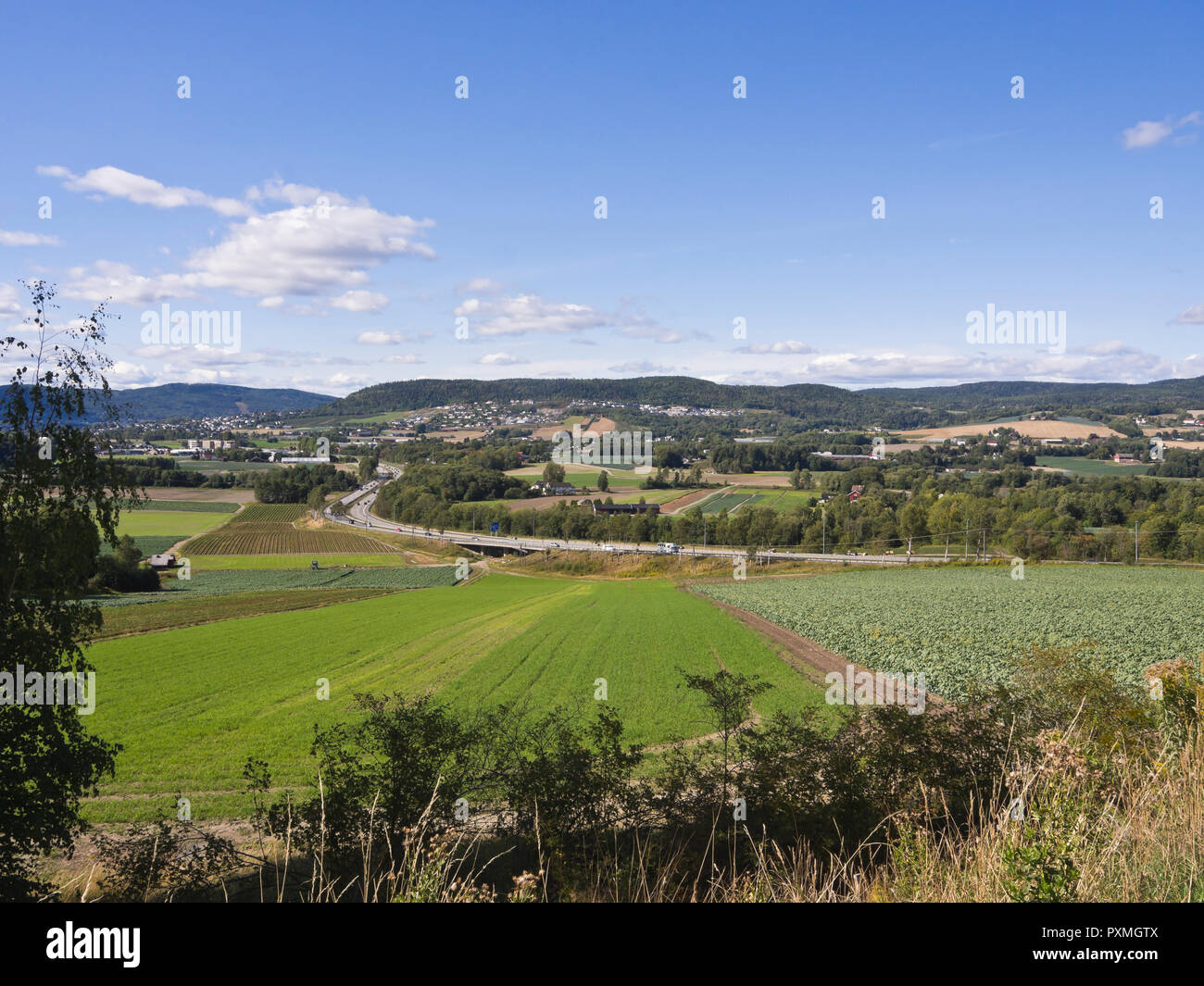 Die landwirtschaftliche Landschaft und der E-18 Autobahn in Lier in der Nähe von Drammen Norwegen, von der alten Bahnstrecke zu einem Zyklus umgesetzt gesehen und Wanderweg Stockfoto