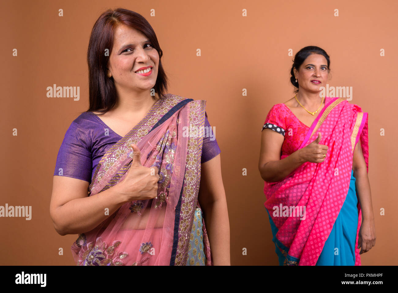 Zwei reife indische Frau lächelnd und Daumen hoch Stockfoto