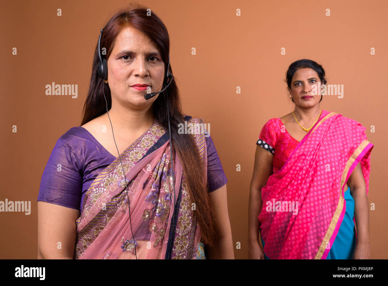 Portrait von Reifen indische Frau call center Vertreter Tragen des Headsets Stockfoto