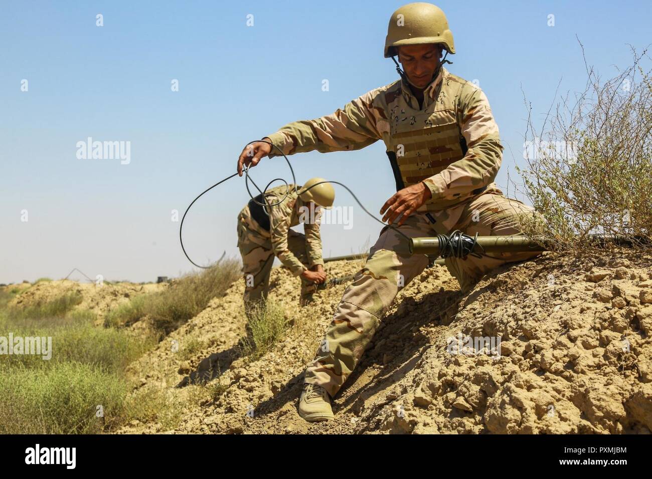 Eine irakische Sicherheitskräfte Soldaten nach Bangalore Torpedos während Verletzung Training zu üben gegen einen Einstieg mit feindliche Mutanten an der Besmaya Bereich Komplexe, Irak Juni 03, 2017. Diese Schulung ist ein integraler Bestandteil der Combined Joint Task Force - inhärenten Building Partner Kapazität mission lösen, indem sie die Ausbildung und die Verbesserung der Fähigkeit der zusammengeschlossen, um Kräfte, die ISIS. CJTF-OIR ist die globale Koalition zu besiegen ISIS im Irak und in Syrien. Stockfoto