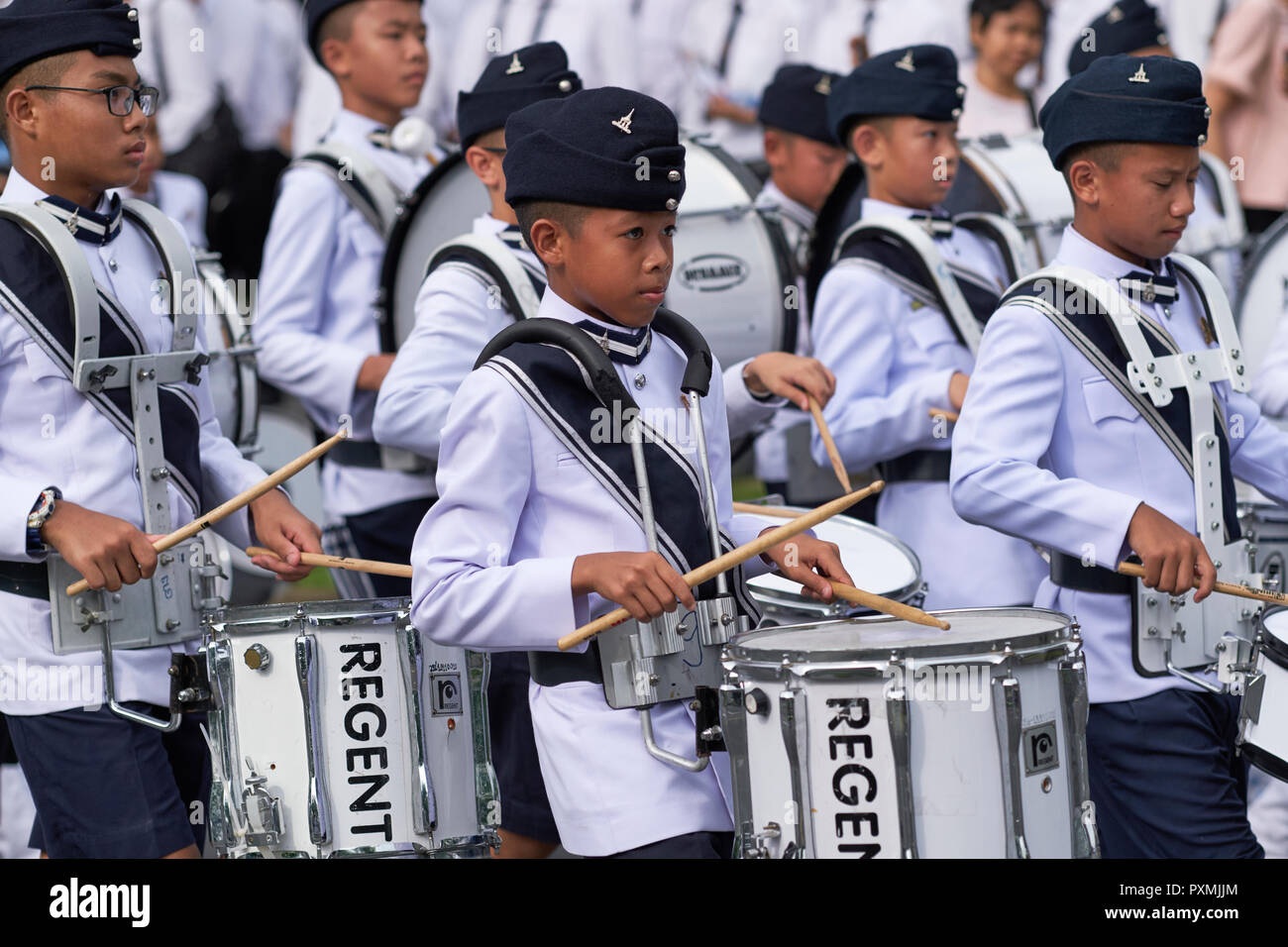 Anlässlich der Chulalongkorn Tag im Gedächtnis des ehemaligen König Chulalongkorn, Student marching band fährt mit einem Denkmal des Königs, Bangkok, Thailand Stockfoto