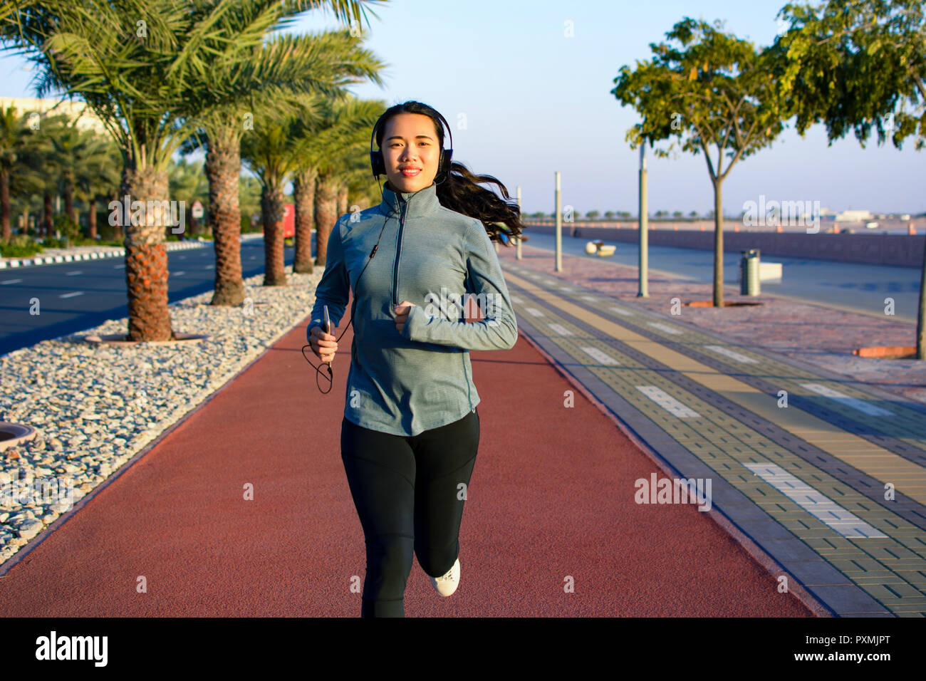 Aktive Mädchen Joggen auf der Laufstrecke, aktiven Lebensstil Stockfoto