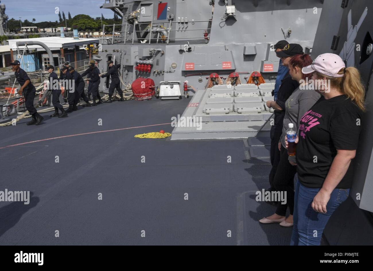 Pazifik (17. Juni 2017) Freunde und Familie Mitglieder der Mitglieder der Besatzung an Bord der Arleigh-Burke-Klasse geführte Anti-raketen-Zerstörer USS Wayne E.Meyer (DDG108) beachten Sie die Matrosen Vorbereitungen Joint Base Pearl Harbor-Hickam während eines Tiger cruise abzuweichen. Die US-Marine hat die Indo-Asia - Pazifik routinemäßig für mehr als 70 Jahre patrouillierten die Förderung von Frieden und Sicherheit in der Region. Stockfoto