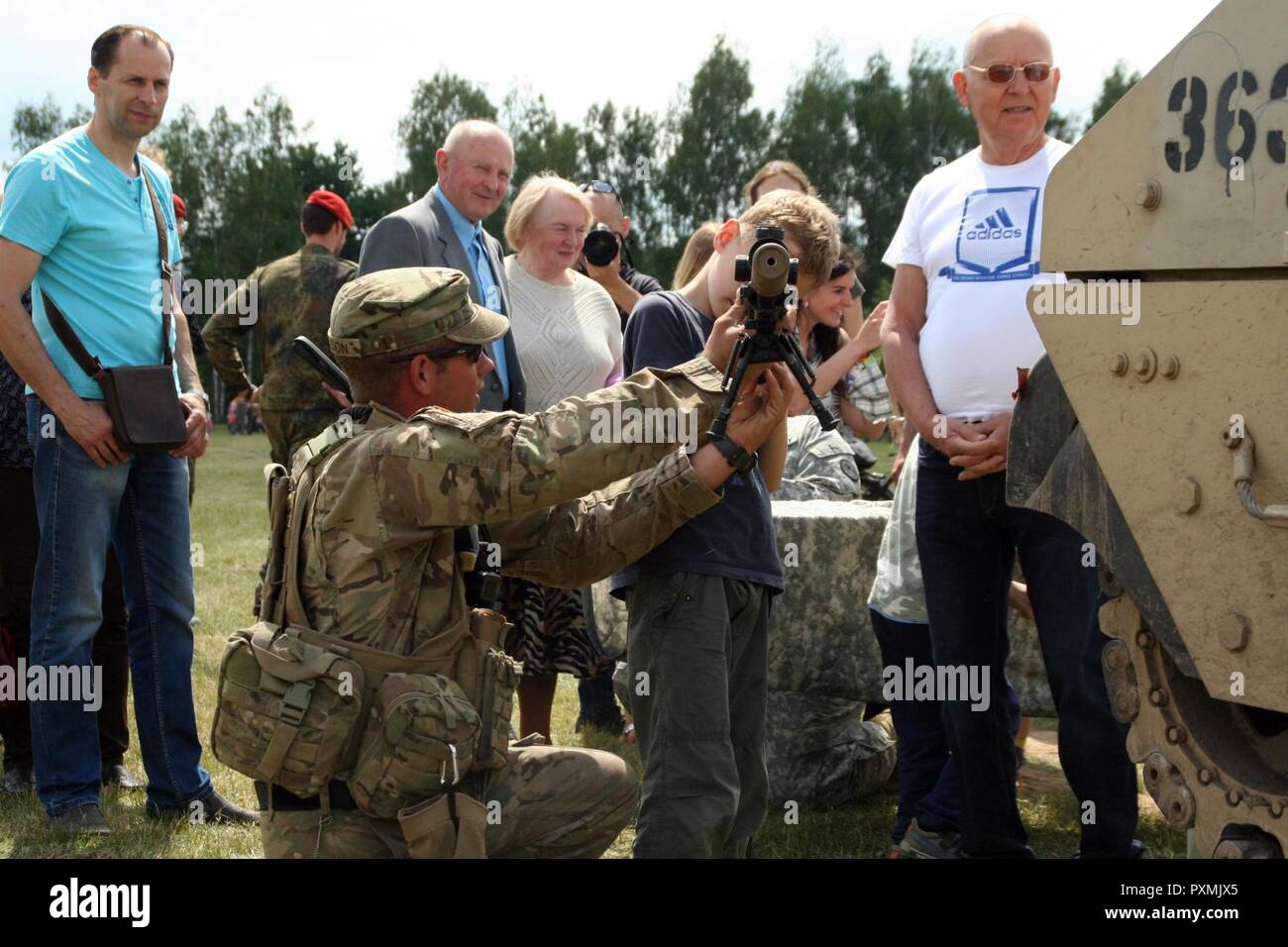 Us-Soldaten joined NATO-Verbündeten aus Deutschland, Finnland, Frankreich, Litauen und Portugal für eine öffentliche Anzeige während der Übung Iron Wolf als Teil der Sabre Streik 17., 17. Juni 2017, in Birstonas, Litauen. Übung Iron Wolf17 ist eine von vielen ähnlichen Übung Sabre Streik 17 Veranstaltungen in ganz Europa entwickelt Aggression abzuschrecken und Allianzen zwischen den USA, Estland, Litauen, Lettland, Polen, Kroatien, Portugal und anderen alliierten Nationen stärken. Stockfoto