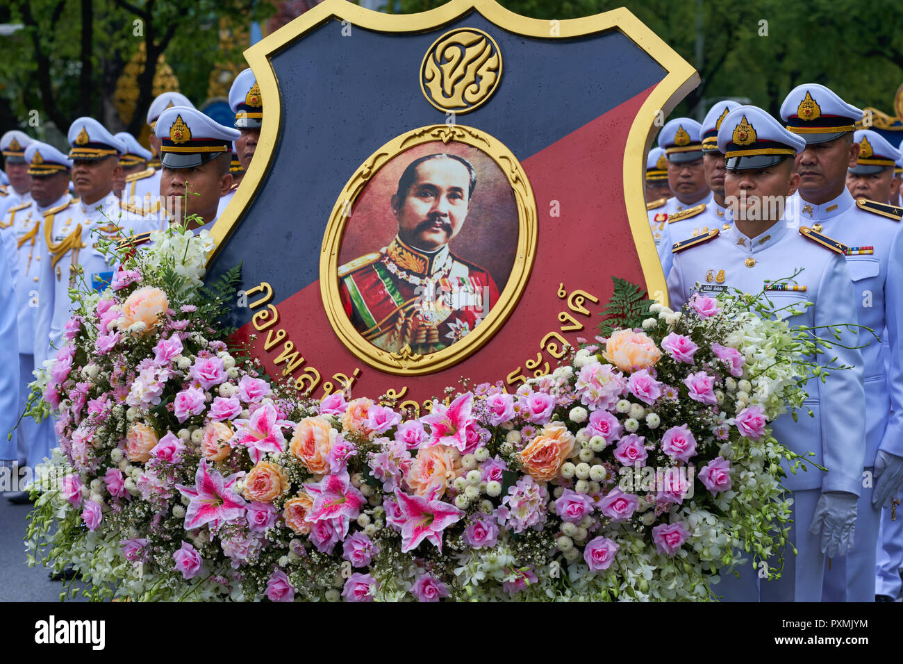 Thailändische Armee mit einem Portrait des ehemaligen König Chulalongkorn, anlässlich des Todestages des Monarchen, Chulalongkorn Tag, Bangkok, Thailand Stockfoto