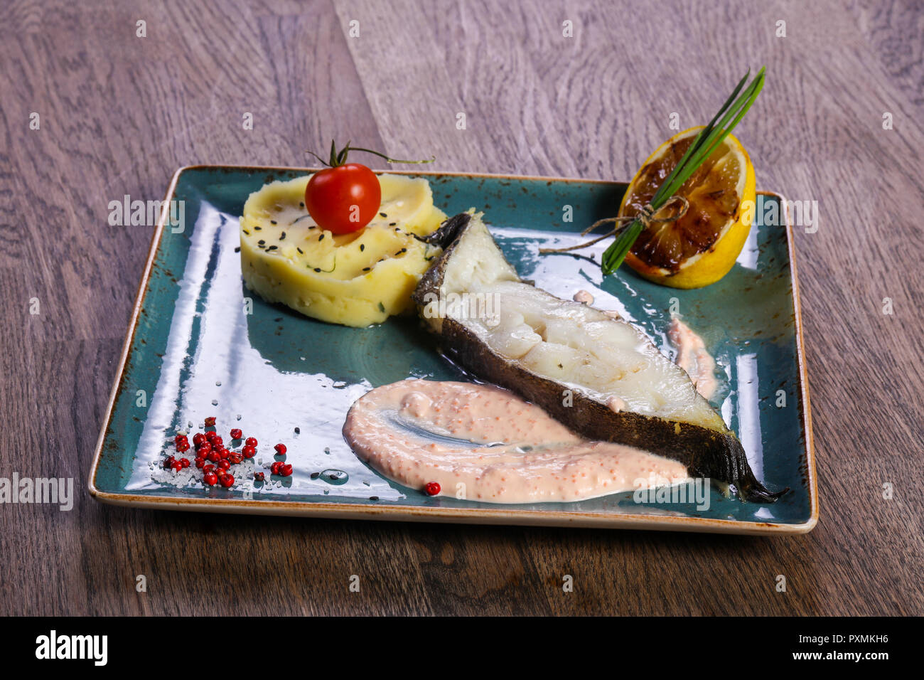 Heilbutt-filet mit mushed Kartoffel und Sauce Stockfoto