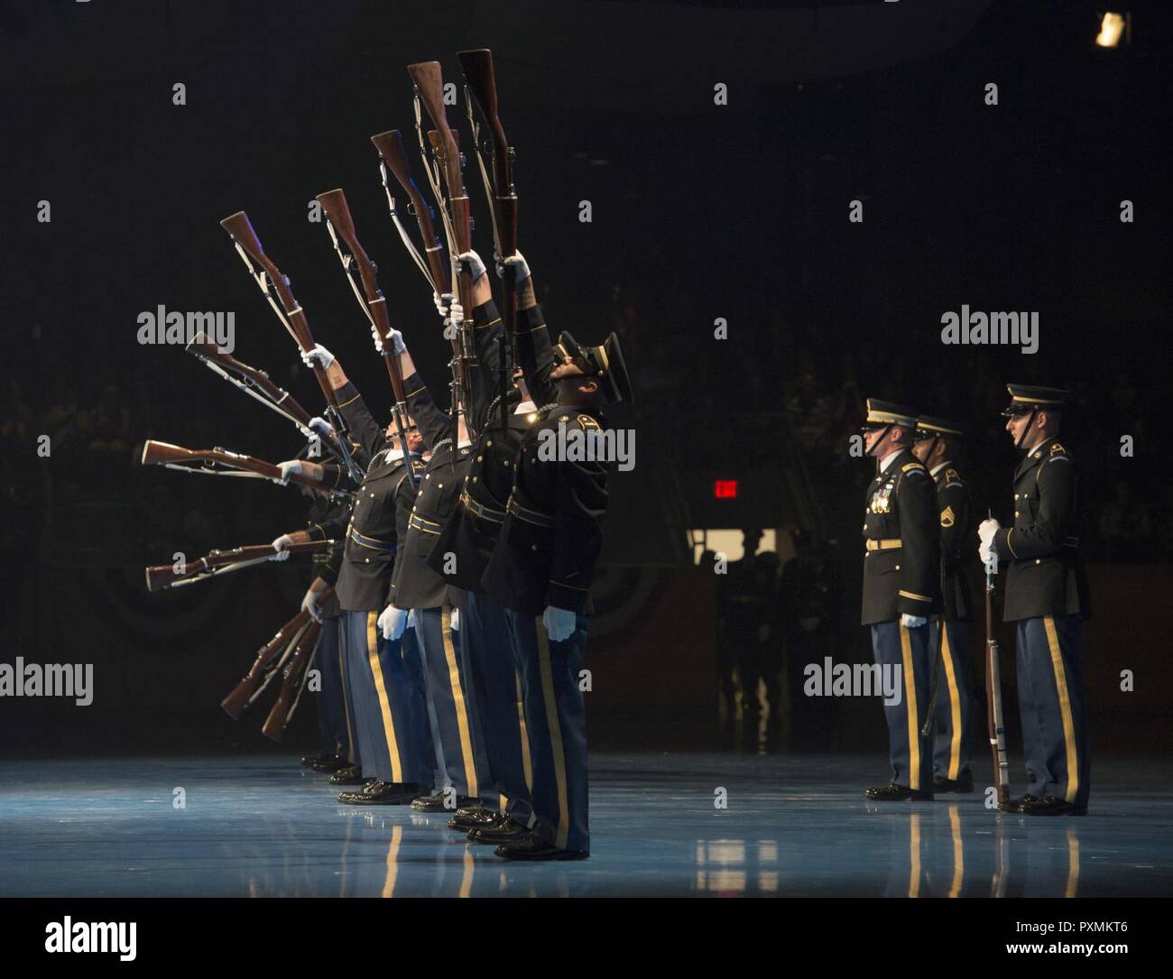 Die Mitglieder der U.S. Army Drill Team bei der 242Nd Armee Geburtstag Twilight Tattoo, Juni 14, 2017, Halle, gemeinsame Basis Conmy Myer-Henderson Hall, Va. Twilight Tattoo ist eine Stunde lang, live-action militärische Leistung mit Aufführungen von Soldaten aus dem 3. US-Infanterie Regiment (Die Alte Garde) und der U.S. Army Band 'Pershing die eigene." Stockfoto