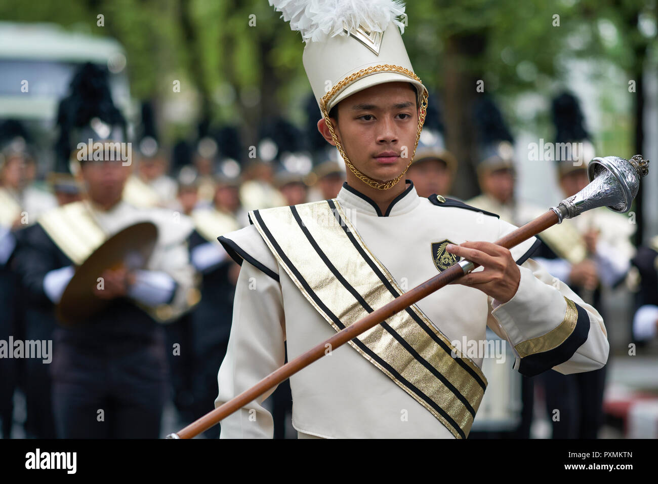 Anlässlich der Chulalongkorn Tag im Gedächtnis des ehemaligen König Chulalongkorn, Student marching band fährt mit einem Denkmal des Königs, Bangkok, Thailand Stockfoto