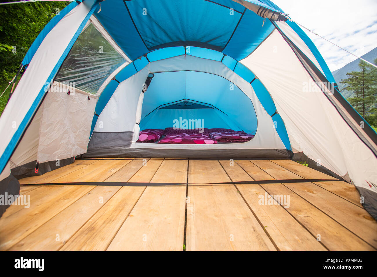 Zelt Interieur mit Matratzen und Bettdecken lila auf hölzernen Plattform  Stockfotografie - Alamy