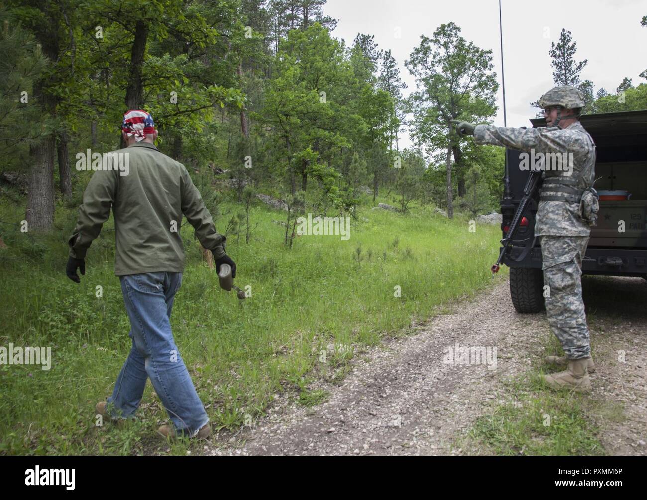 Us-Armee SPC. Shae Weber, 129 Mobile Public Affairs Loslösung, South Dakota Army National Guard erzählt eine entgegengesetzte Kraft in einem Abstand während der Zähler Improvised Explosive Device Lane als Teil der Goldenen Coyote Übung an der Basis Custer, S.D., 18. Juni 2017. Die goldenen Coyote Übung ist eine dreiphasige, Szenario-driven Übung in den Black Hills von South Dakota und Wyoming, mit dem Kommandanten auf der Mission wesentliche Anforderungen der Aufgabe, Krieger Aufgaben und Übungen zu konzentrieren. Stockfoto