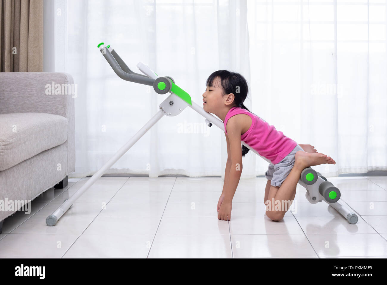 Asiatische chinesische Mädchen spielen workout Maschine im Wohnzimmer zu Hause Stockfoto