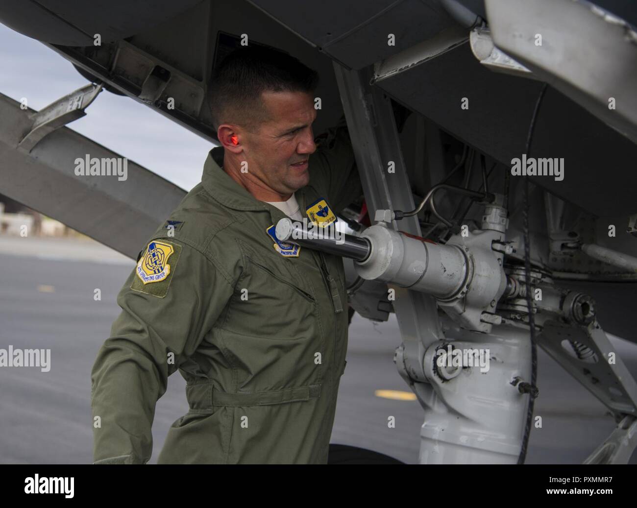 Oberst Charles Velino, 15 Operationen Gruppenkommandant, vor seinem letzten Flug bei Joint Base Pearl Harbor-Hickam, Hawaii, 16. Juni 2017 ein pre-flight Inspection einer C-17 Globemaster III. Cilento ist ein Befehl Pilot mit über 3.500 Flugstunden und verlässt das 15. Gruppe Betrieb werden das Kommando über die 47th Flying Training Wing in Laughlin AFB, Texas zu nehmen. Stockfoto