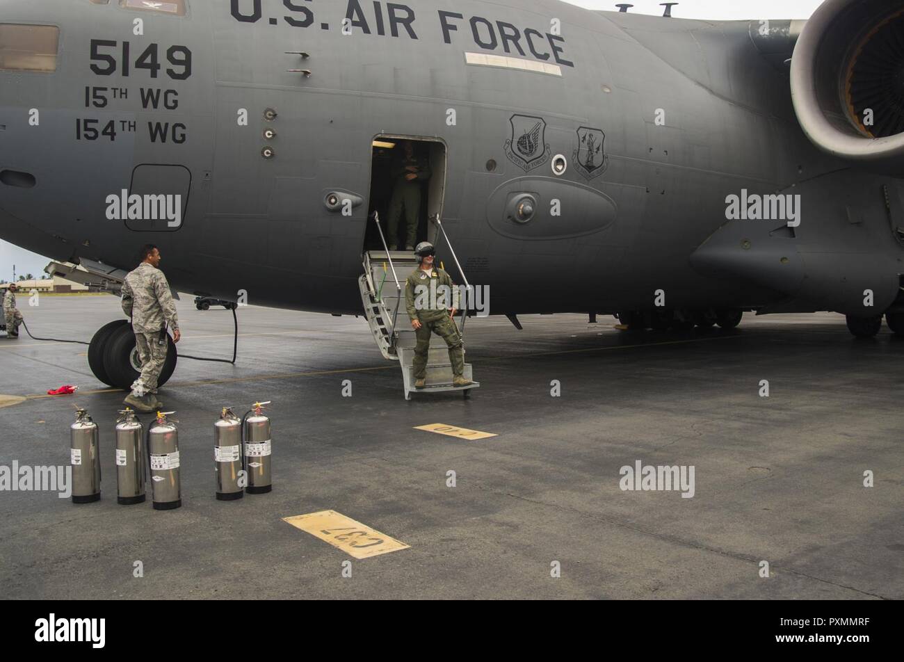 Oberst Charles Velino, 15 Operationen Gruppenkommandant, disembarks Eine C-17 Globemaster III nach seinem letzten Flug, auf Joint Base Pearl Harbor-Hickam, Hawaii, 16. Juni 2017. Cilento ist ein Befehl Pilot mit über 3.500 Flugstunden und verlässt das 15. Gruppe Betrieb werden das Kommando über die 47th Flying Training Wing in Laughlin AFB, Texas zu nehmen. Stockfoto