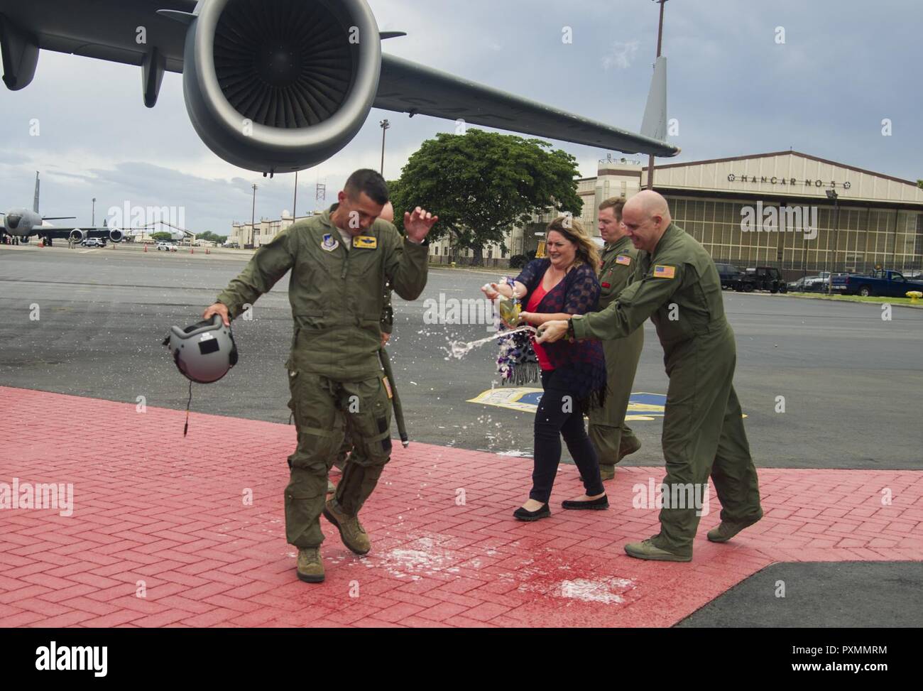 Freunde und Familie Mitglieder spray Oberst Charles Velino, 15 Operationen Gruppenkommandant, mit Wasser und Champagner nach seinem letzten Flug, auf Joint Base Pearl Harbor-Hickam, Hawaii, 16. Juni 2017. Cilento ist ein Befehl Pilot mit über 3.500 Flugstunden und verlässt das 15. Gruppe Betrieb werden das Kommando über die 47th Flying Training Wing in Laughlin AFB, Texas zu nehmen. Stockfoto