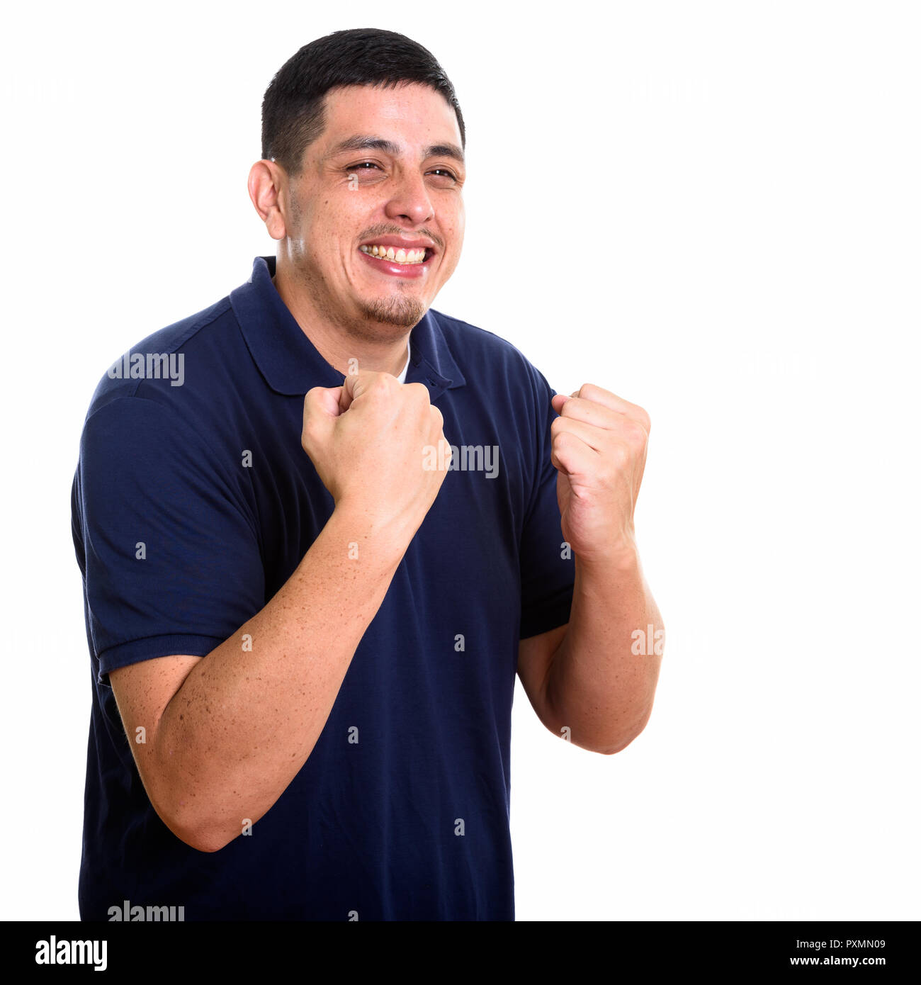 Nachdenkliche junge glücklich Hispanic Mann lächelnd, während Sie begeistern Stockfoto