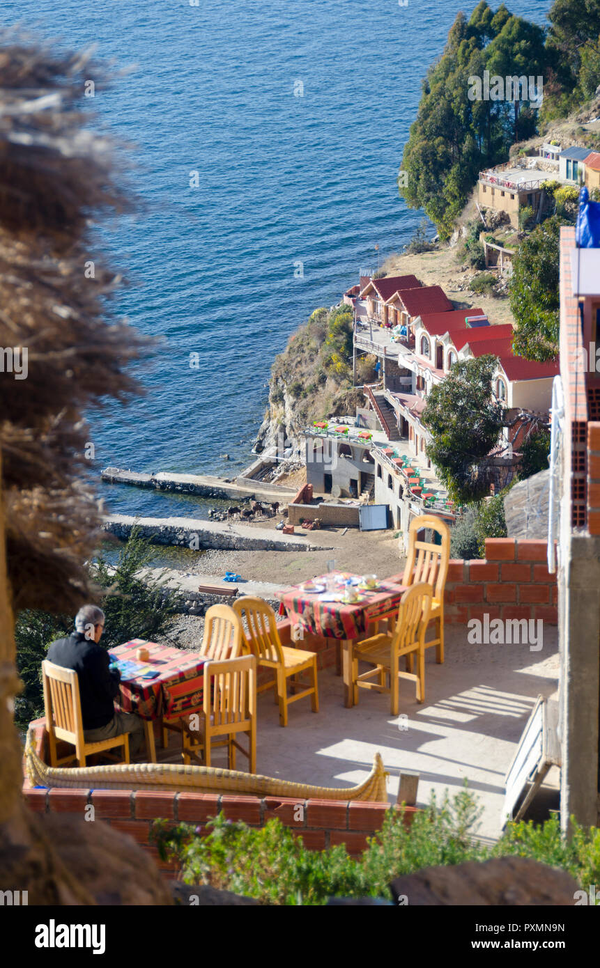 Boat Harbour und Häuser am Hang, Puerto de Isla del Sol, Titicacasee, Bolivien Stockfoto