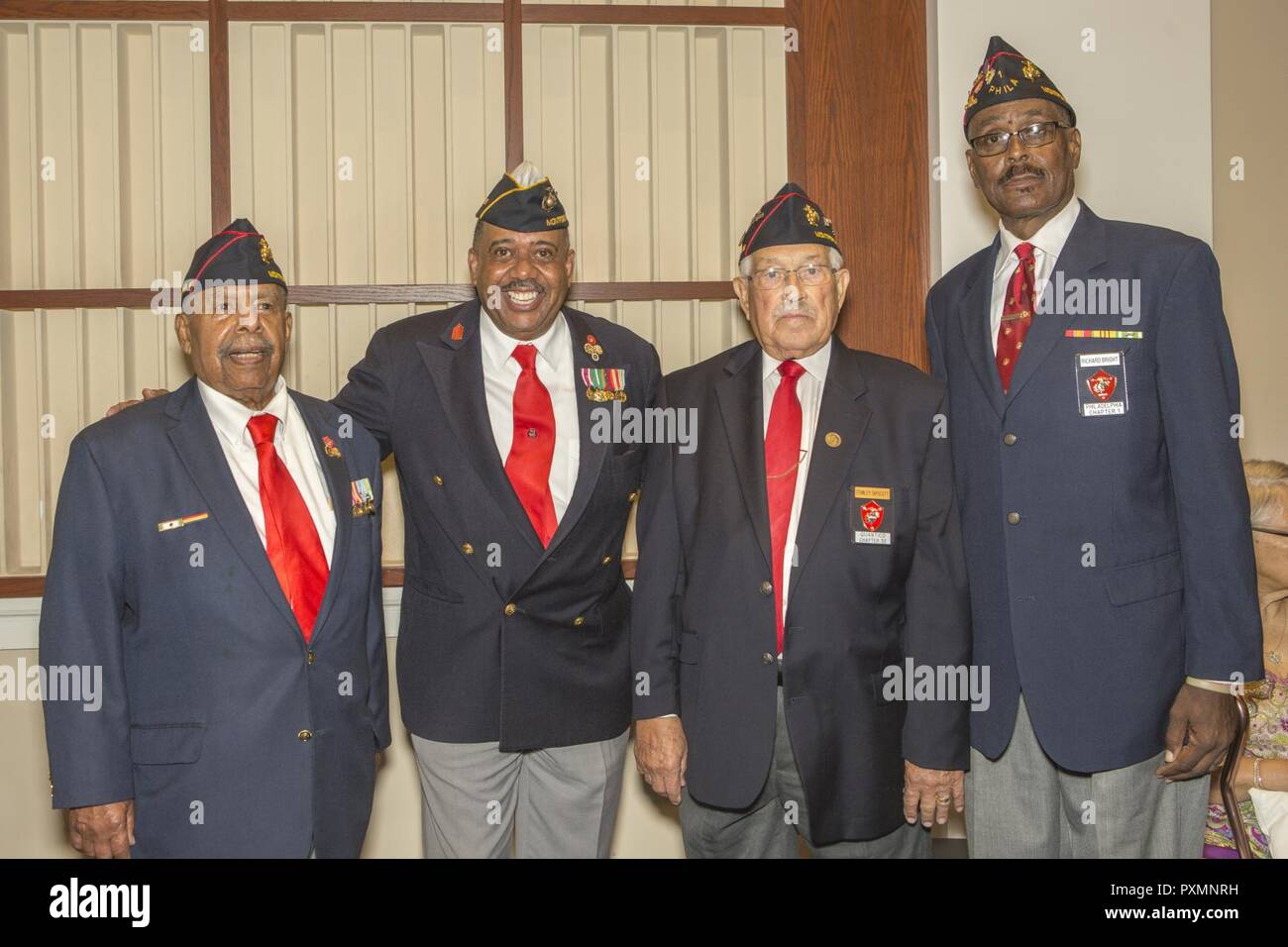 Aus den Nationalen Montford Point Marine Verein Mitglieder Links, pensionierter US Marine Corps Sgt. Henry Wilcots; pensionierte US Marine Corps Master Gunnery Sgt. Joseph H. Geeter, vorbei an nationalen Präsidenten; Stanley Tapscott und Richard Hell posieren für ein Foto bei einem abendlichen Parade Empfang in Oberst Truman W. Crawford Hall bei Marine Barracks Washington, Washington, D.C., 16. Juni 2017. Abend Paraden sind als Mittel zur Einhaltung der hohen Beamten statt, verehrte Bürger und Förderer des Marine Corps. Stockfoto