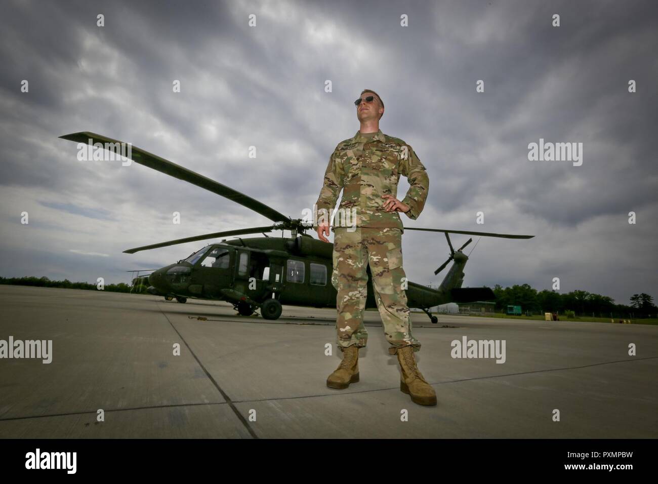 U.S. Army National Guard CW1 Justin Blistyak, die 1-150 th Assault Helicopter Bataillon zugeordnet, steht für ein Portrait an der Army Aviation Support Facility, Joint Base Mc Guire-Dix - Lakehurst, New Jersey, 14. Juni 2017. Stockfoto