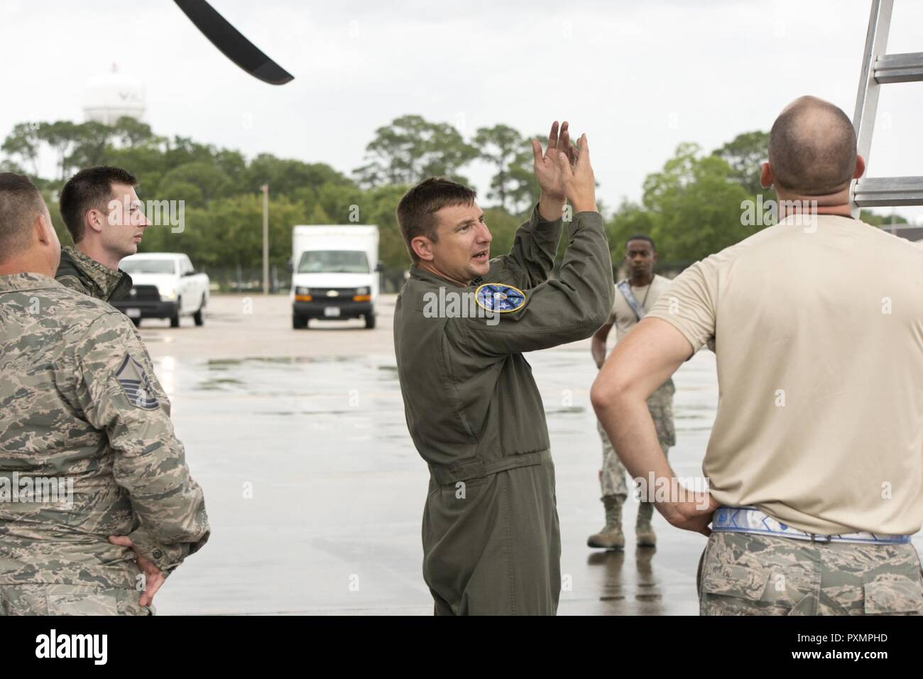 Us Air Force Reserve Tech Sgt. Nate Schloss, Lademeister, 327 Airlift Squadron, hat eine Diskussion mit dem Instandhaltungspersonal unter die Flügel der C-130J Super Hercules während der Übung Prime Horizont an Keesler Air Force Base, Fräulein, 3. Juni 2017. Die Kommunikation zwischen Piloten und Wartungspersonal sind unerlässlich, um sicherzustellen, dass Alles und Jeder ist sicher und sicher auf Luftwaffe Flüge. Stockfoto