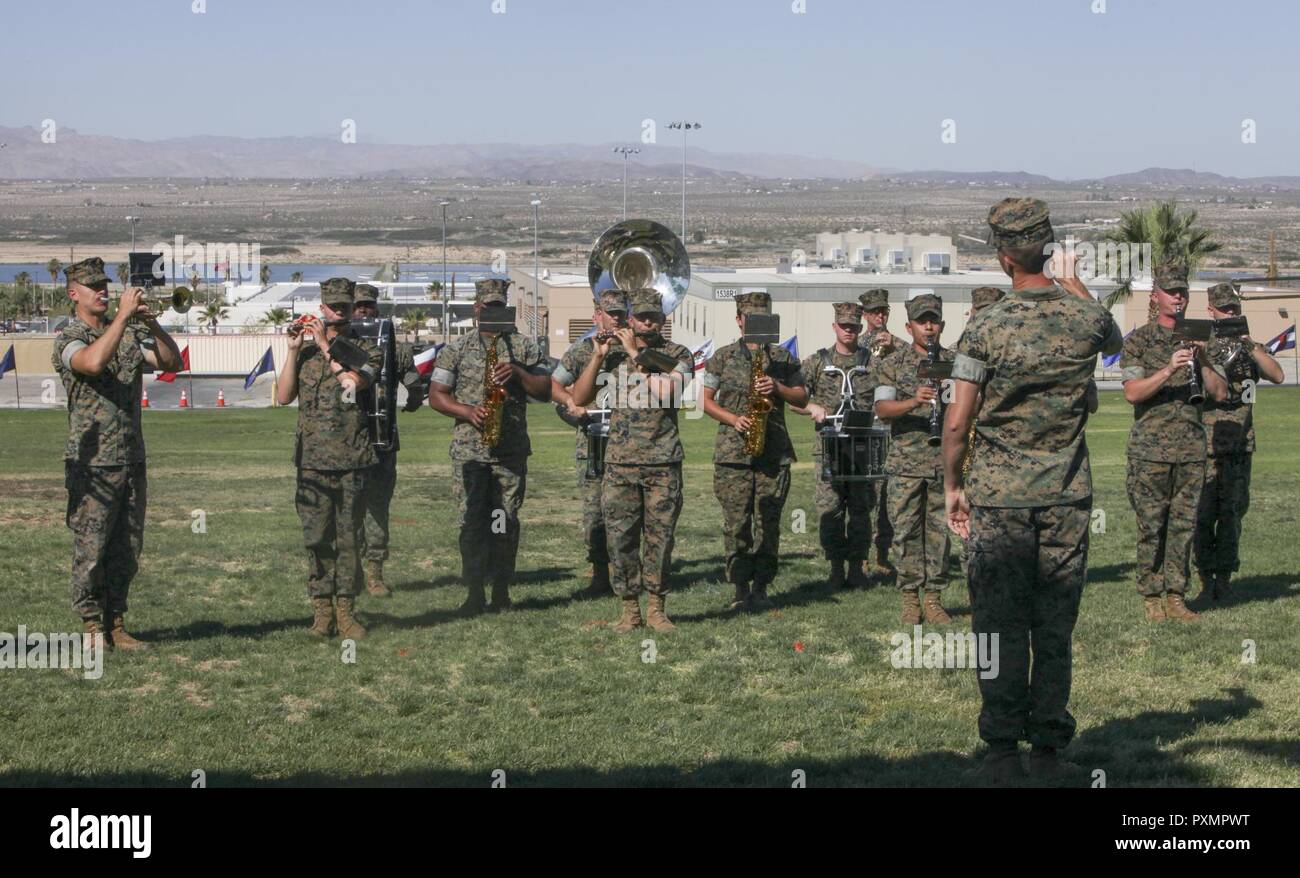 Die 1St Marine Division Band führt während der 3. leichten Gepanzerten's Reconnaissance Bataillon Ändern des Befehls Zeremonie bei Lance Cpl. Torrey L. grauen Feld an Bord Marine Corps Air Ground Combat Center Calif., Juni 15. Während der Zeremonie, Oberstleutnant Philip C. Laing, ausgehende kommandierenden Offizier, 3. LAR, Befehl zum Oberstleutnant Rafael A. Candelario II verzichtet, entgegenkommende kommandierenden Offizier, 3 LAR. Stockfoto