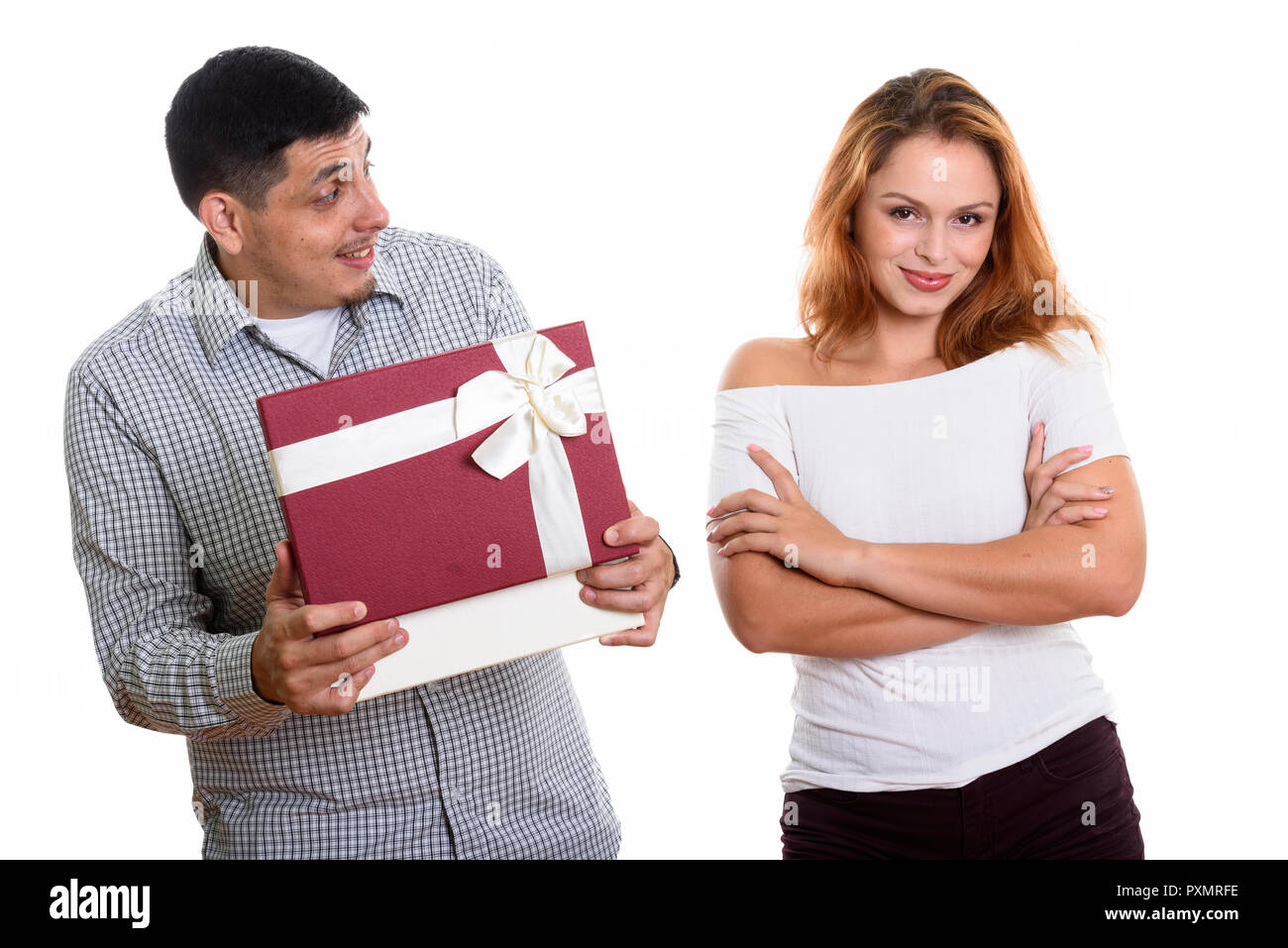 Junge Hispanic Paar in der Liebe mit den Menschen öffnen Geschenkkarton überrascht Stockfoto