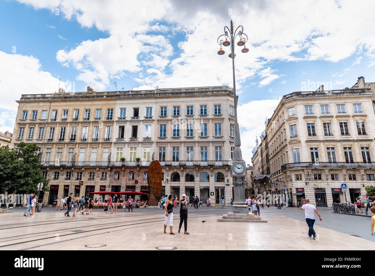 Bordeaux, Frankreich - Juli 22, 2018: Place de la Comedie oder Comedy Square in der Innenstadt von Bordeaux mit Sanna Skulptur von Jaume Plensa Stockfoto