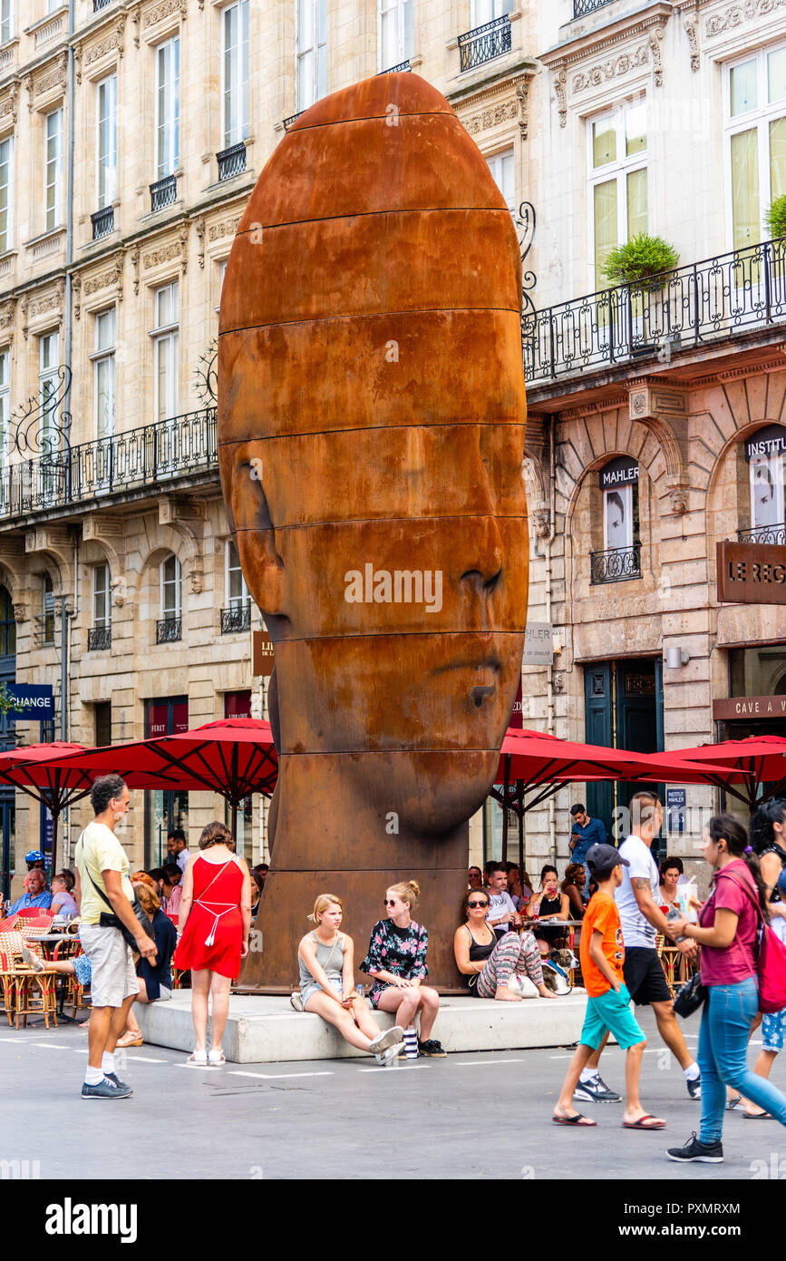 Bordeaux, Frankreich - 22. Juli 2018: Sanna Skulptur von Jaume Plensa in Place de la Comedie oder Comedy Square in der Innenstadt von Bordeaux Stockfoto