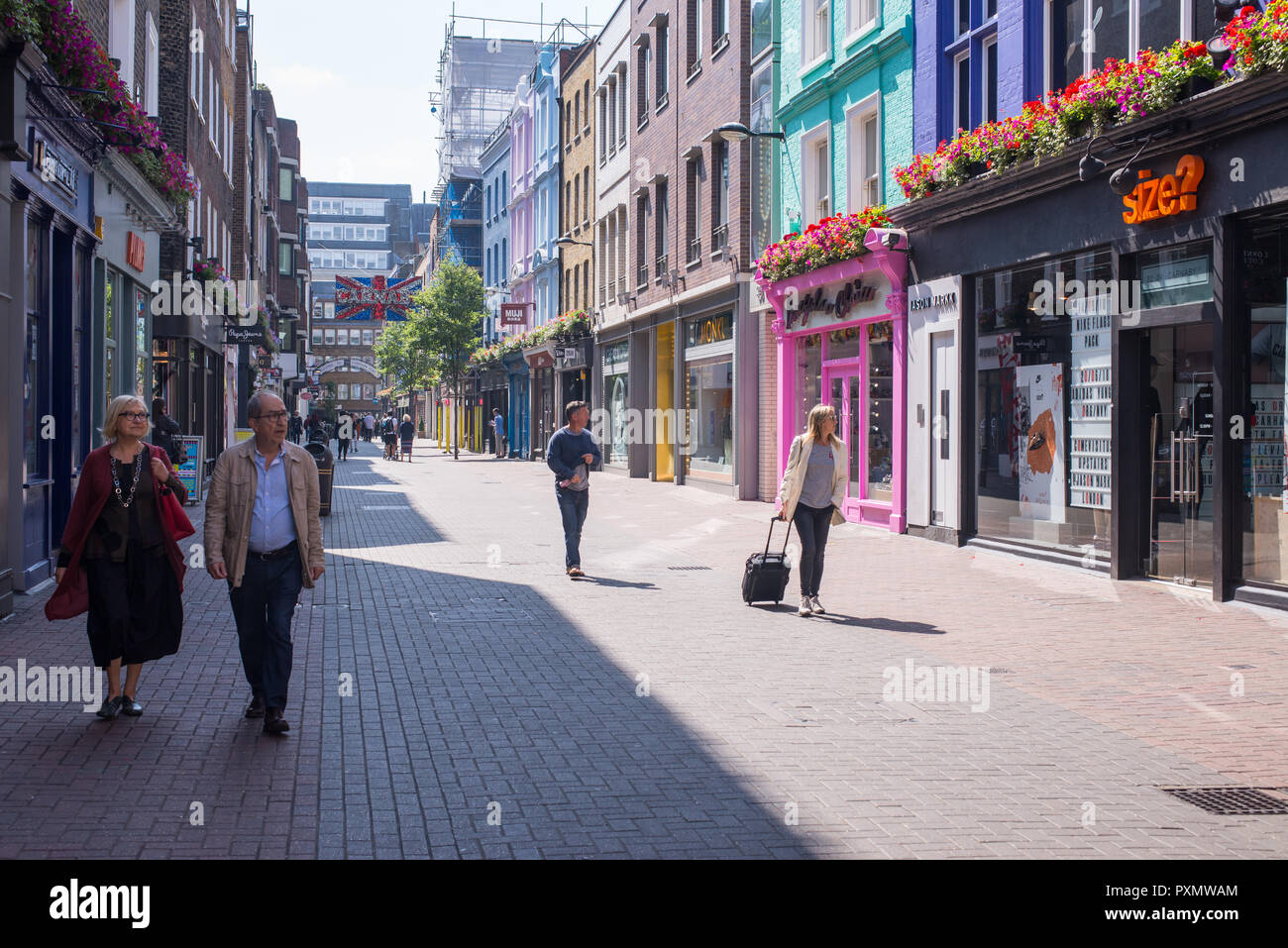 London, England, UK-Juni 2018: Touristen und Menschen zu Fuß und Einkaufen in der Carnaby Street, London, UK Stockfoto