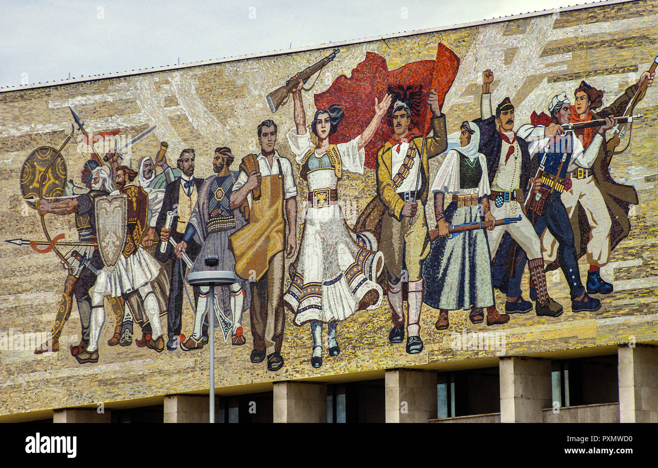 Wand Mosaik, National History Museum, Tirana. Analoge Fotografie Stockfoto