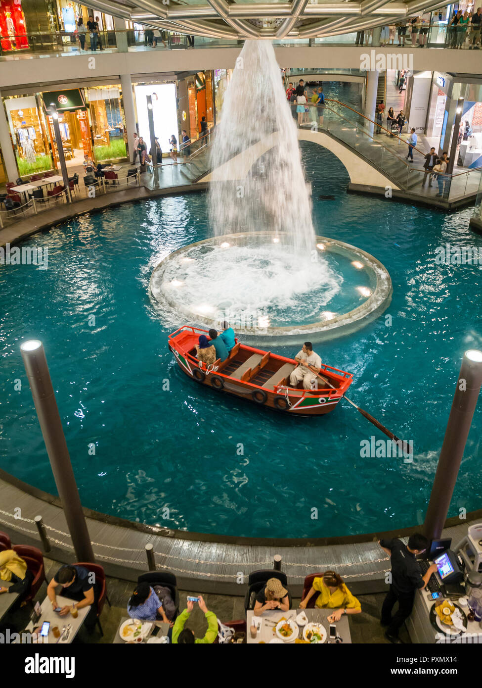Touristen nehmen eine Gondelfahrt in Singapur Marina Bay Shopping Center. Stockfoto