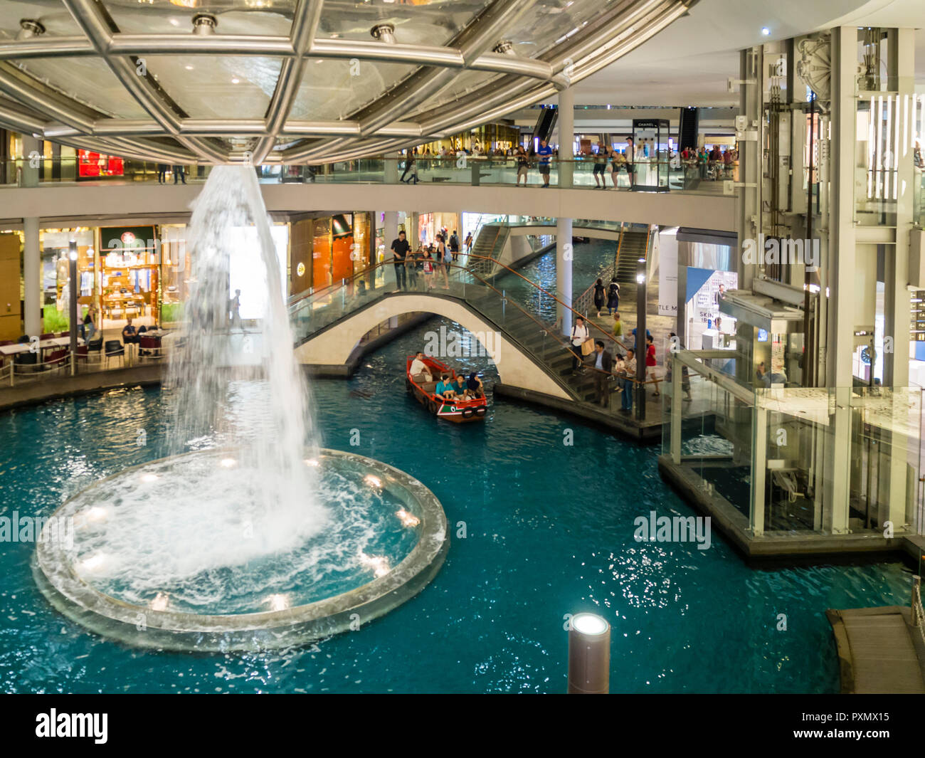 Touristen nehmen eine Gondelfahrt in Singapur Marina Bay Shopping Center. Stockfoto