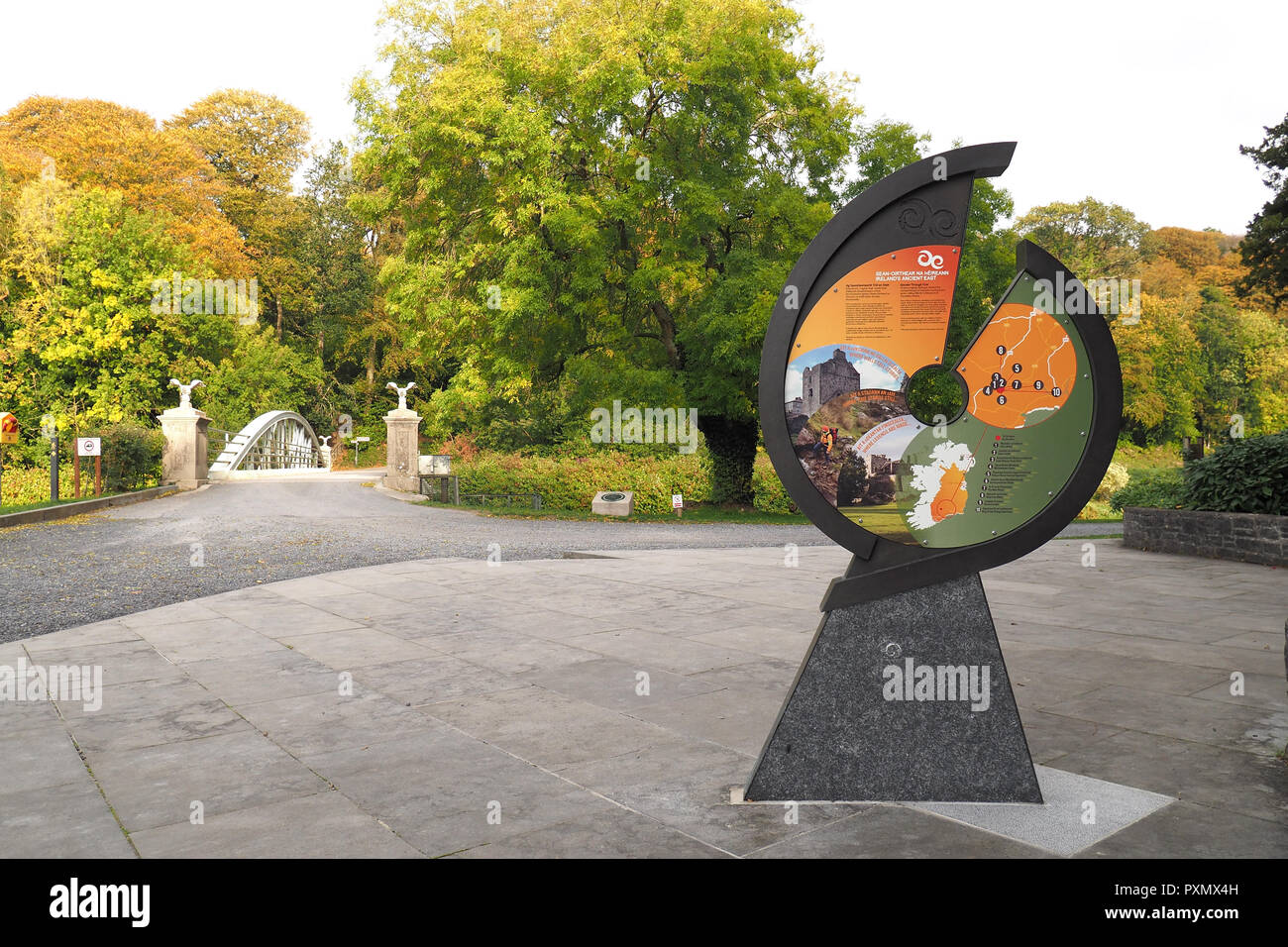 Failte Ireland Beschilderung in der Nähe von Swiss Cottage, Cahir, County Tipperary, Irland, Werbung Irland alten Osten und andere Sehenswürdigkeiten zu besuchen. Stockfoto