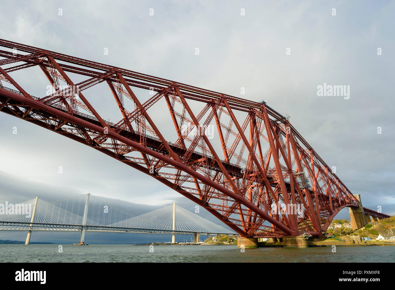 Die Forth Bridge, Forth Road Bridge und Queensferry Kreuzung. Stockfoto