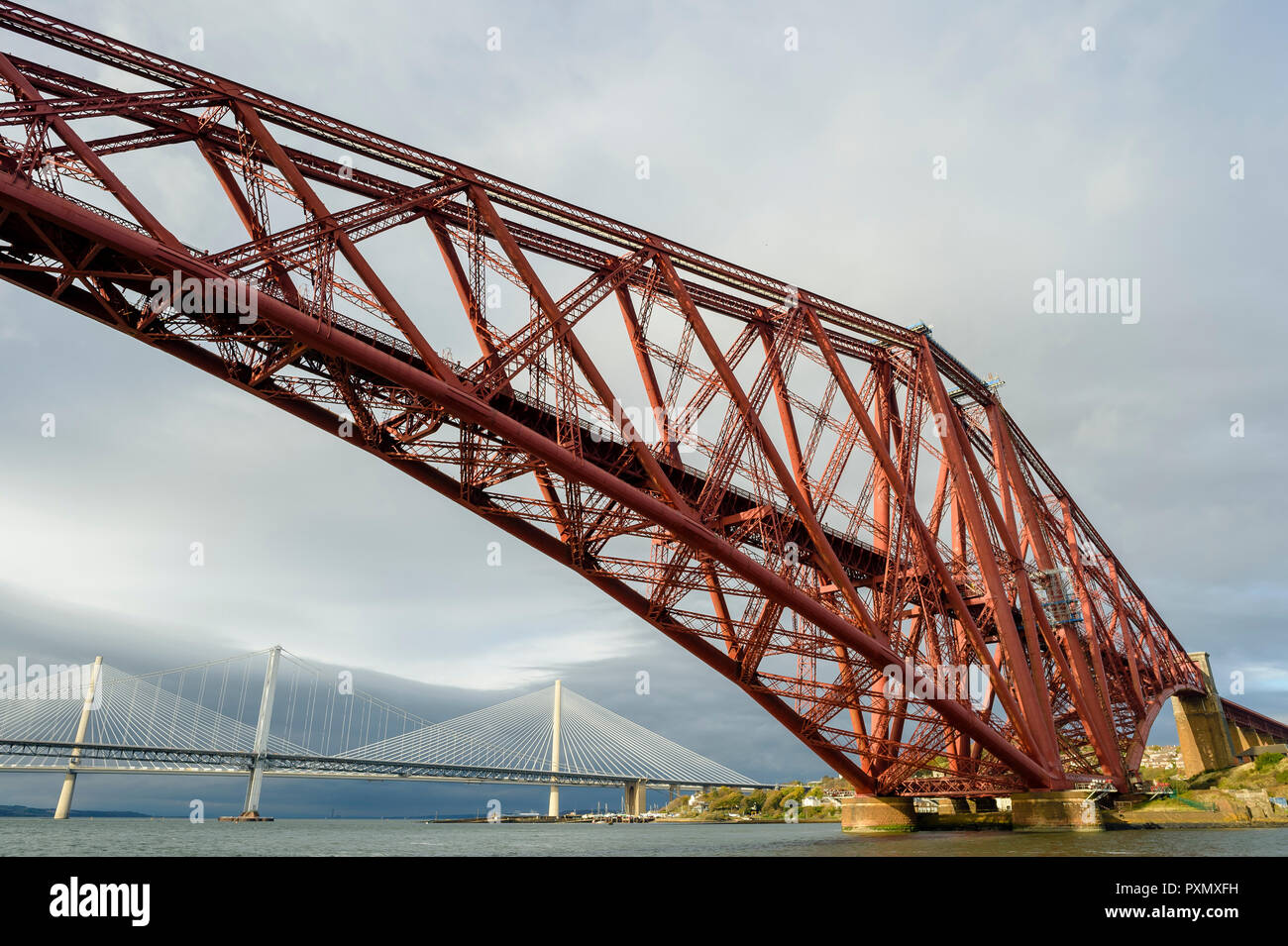 Die Forth Bridge, Forth Road Bridge und Queensferry Kreuzung. Stockfoto