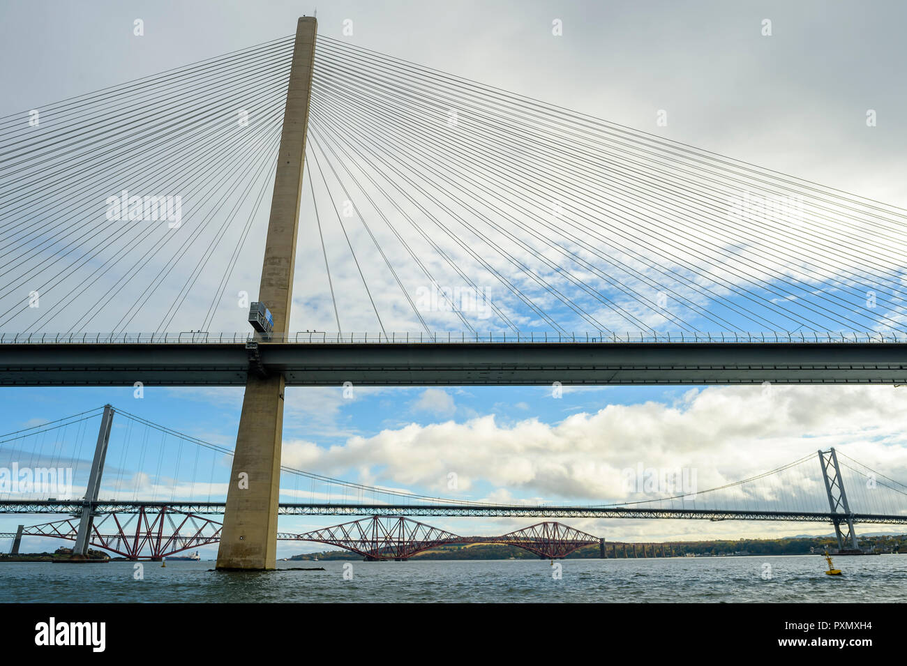 Queensferry Überfahrt, Forth Road Bridge und Forth Bridge. Stockfoto