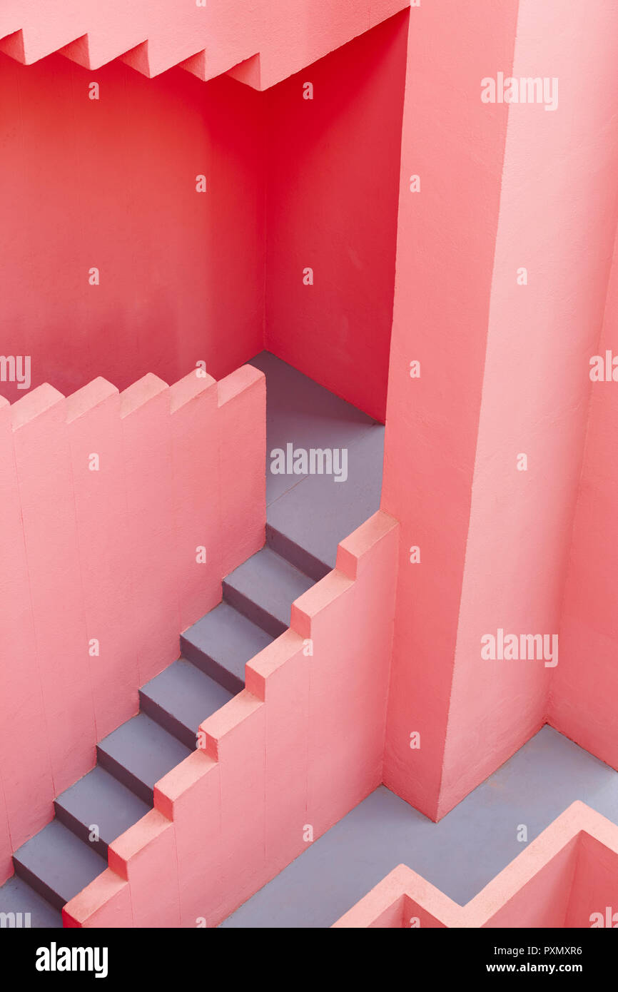 Geometrische Gebäude detail. Die rote Wand, La Manzanera. Calpe, Spanien Stockfoto