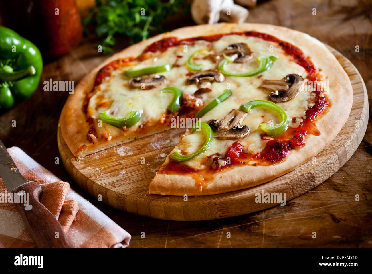 Hausgemachte Pizza mit frischen Bioprodukten Pilze und Pfeffer Stockfoto