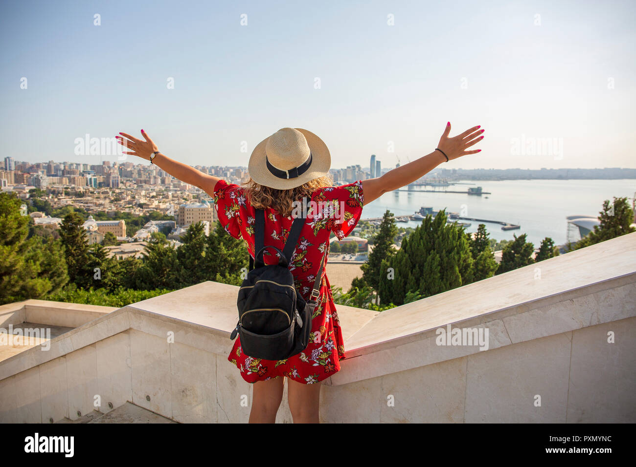 Ihnen gerne touristische Mädchen auf der Aussichtsplattform auf Panorama von Baku Stadt bakcground. Baku, Aserbaidschan. Tourismus und Reisen. Stockfoto