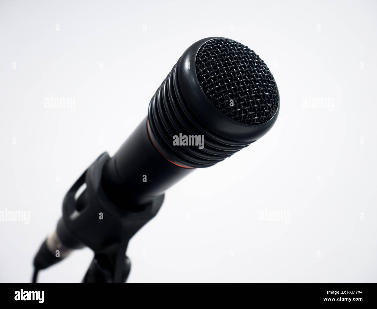 Mikrofon Kabel schwarz auf weißem Hintergrund Nahaufnahme Stockfoto