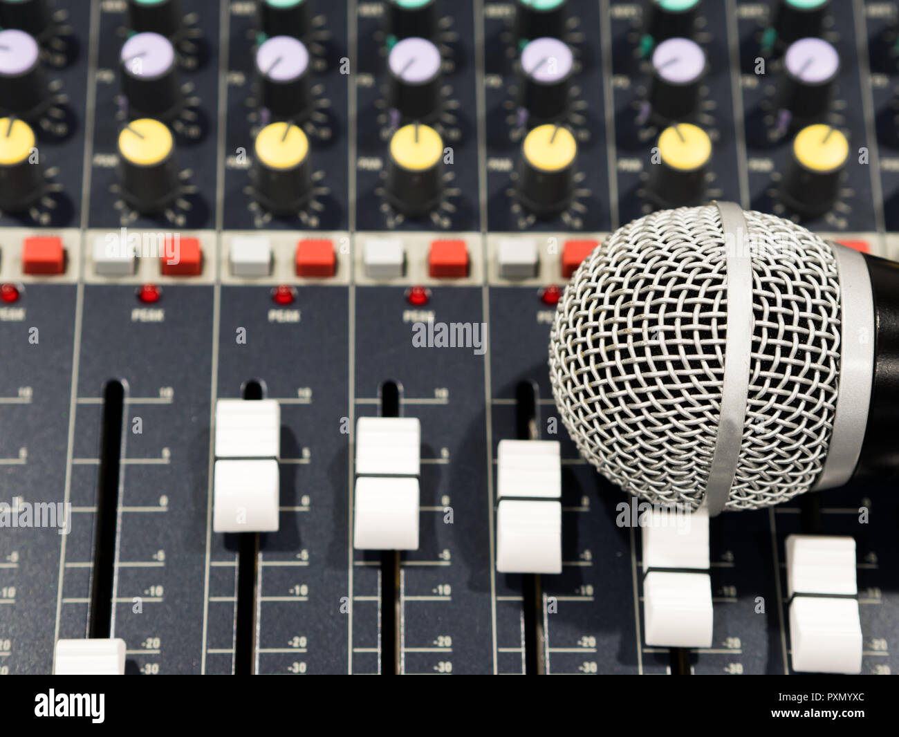 Silber glänzend Mikrofon Audio Mixer im Studio Top View Stockfoto