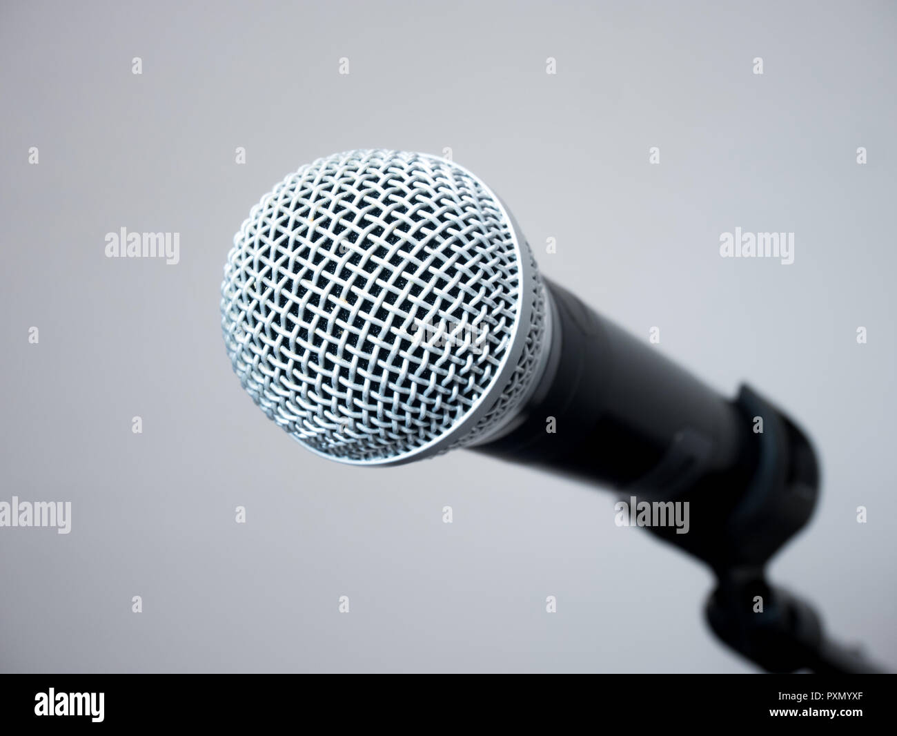 Silber glänzend drahtloses Mikrofon auf Stand auf weißem Hintergrund Stockfoto