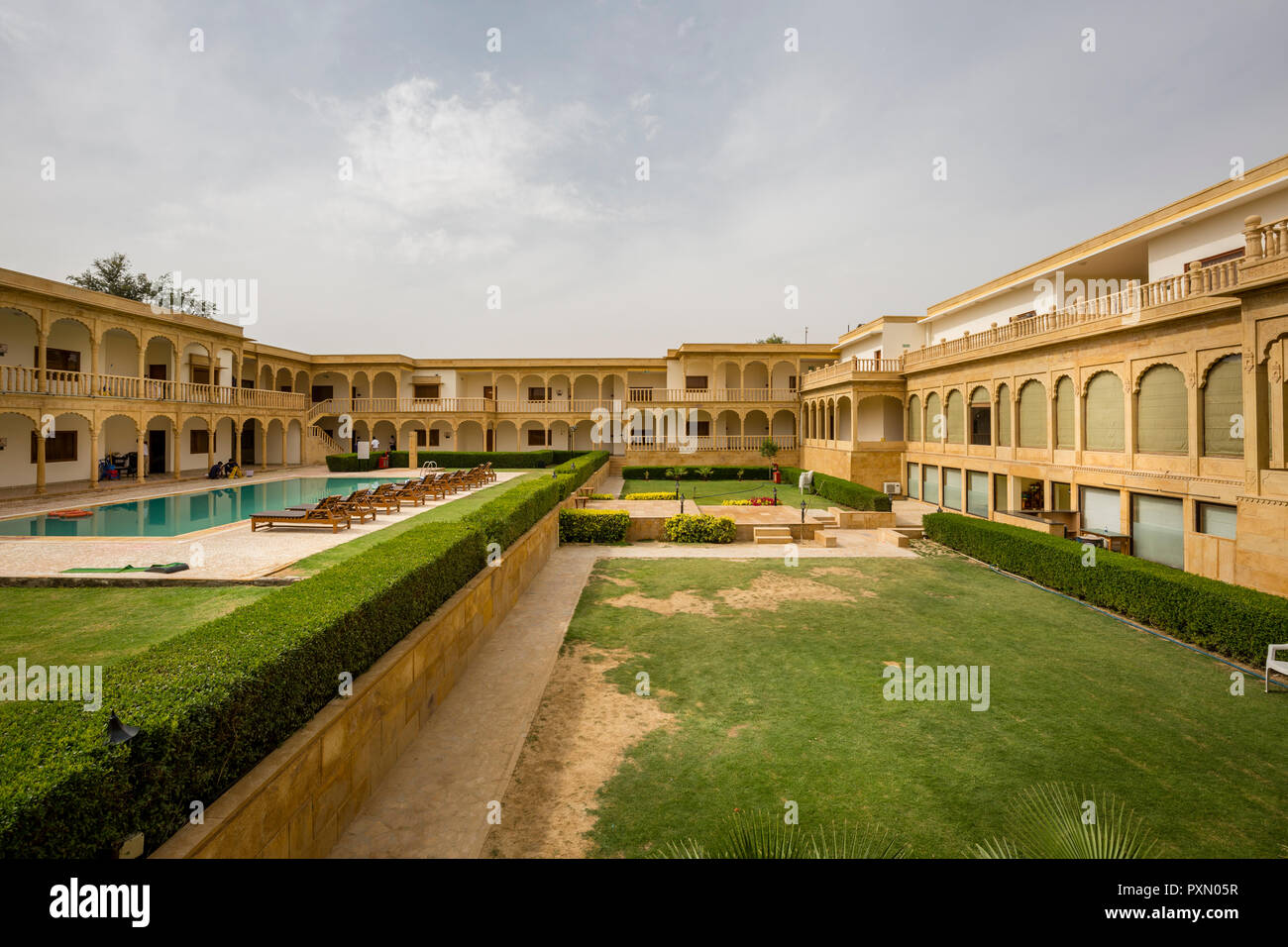 Gebäude und traditionelle Bögen im Club Mahindra Resort in der Wüstenstadt Jaisalmer in Indien Stockfoto