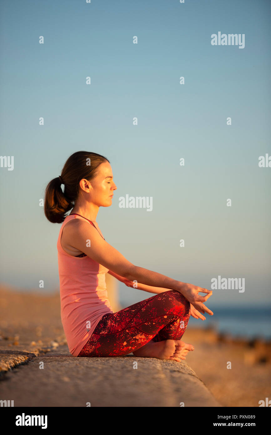Frau sitzt gekreuzten Beinen, meditieren Stockfoto