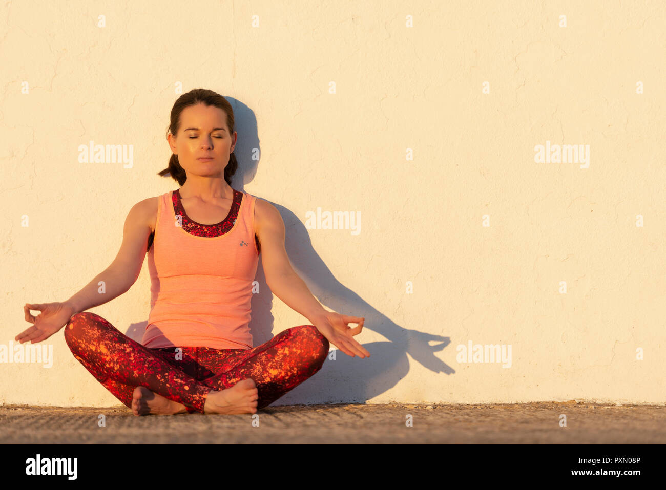Frau sitzt gekreuzten Beinen, meditieren Stockfoto