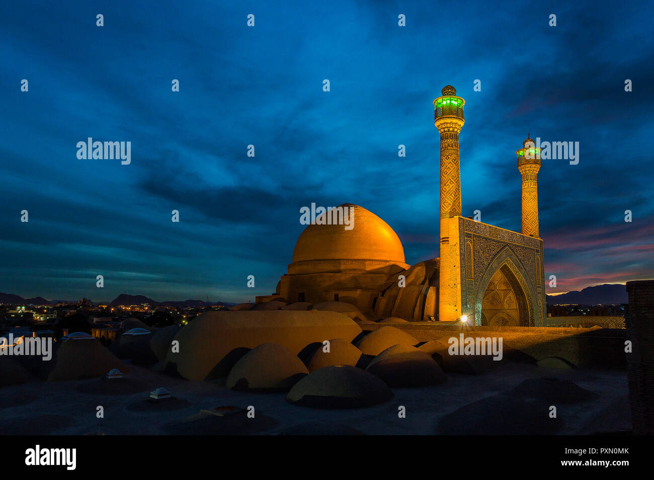 Die DschamehMoschee von Isfahan oder die JāmeMoschee ist eine der