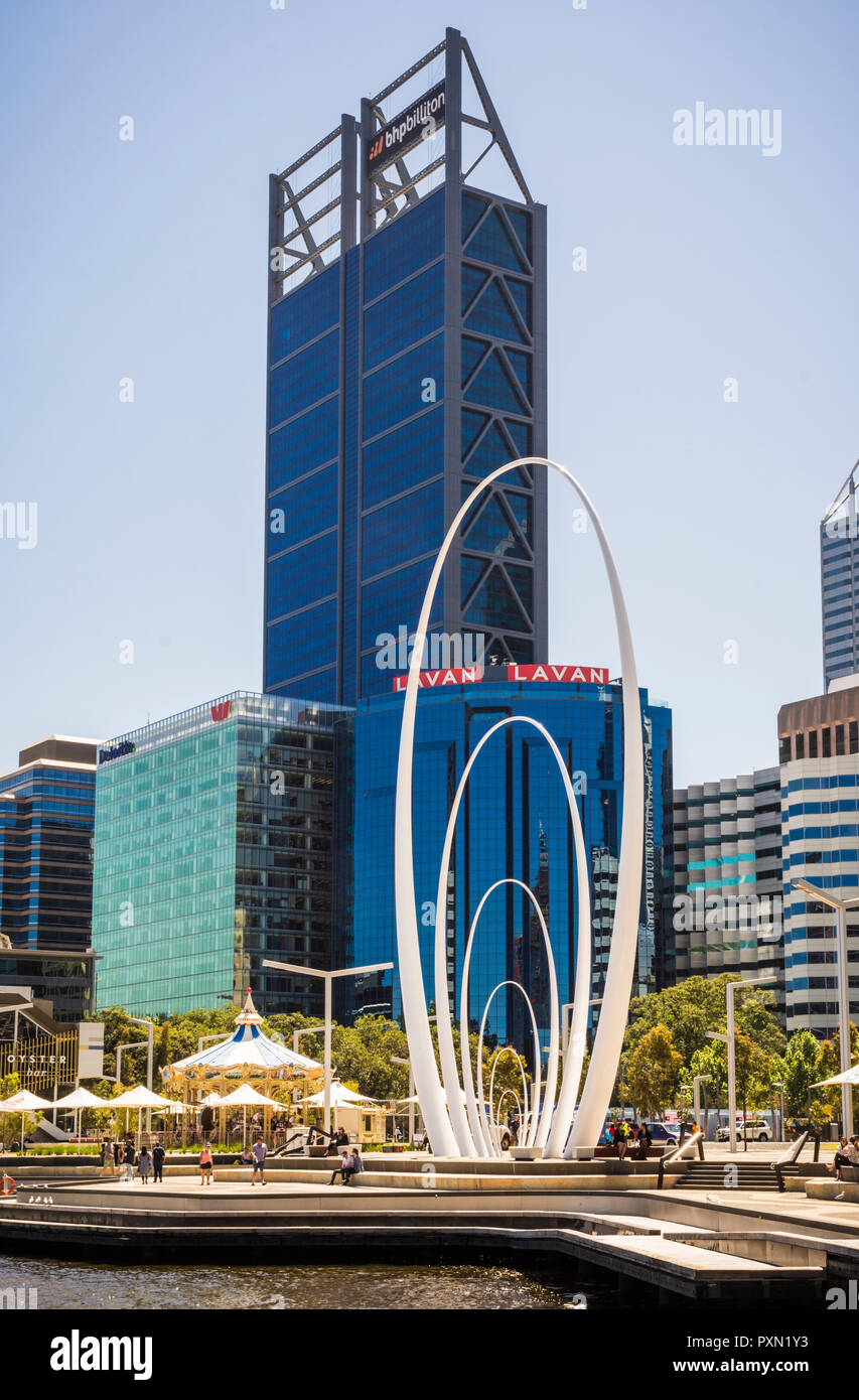 Perth Stadtbild einschließlich Elizabeth Quay, der Spanda Skulptur und Wolkenkratzer von Perth CBD, Perth, Western Australia, Australien Stockfoto