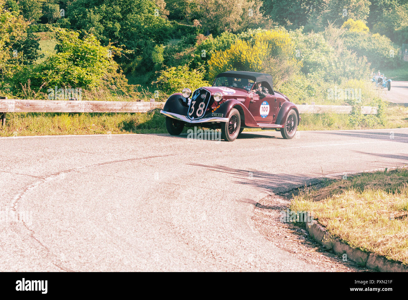 PESARO COLLE SAN BARTOLO, Italien, 17. Mai - 2018: Alfa Romeo 6C 2300 PESCARA SPIDER 1935 auf einem alten Rennwagen Rallye Mille Miglia 2018 die berühmte i Stockfoto