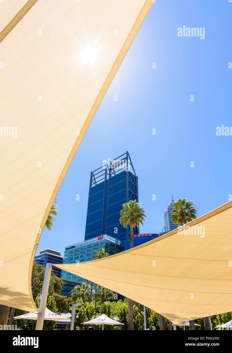 Schattensegel umrahmt die Stadt Perth, Elizabeth Quay, Perth, Western Australia Stockfoto