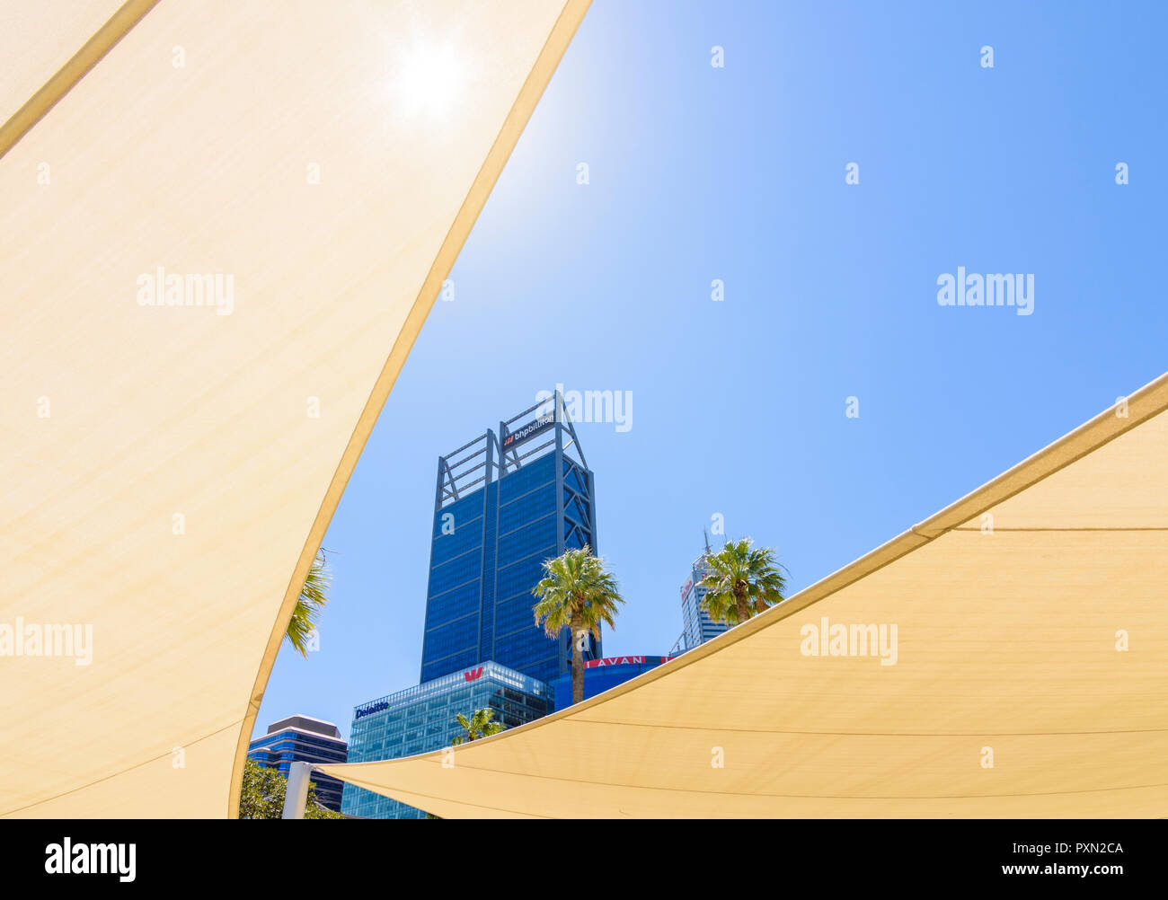 Schattensegel umrahmt die Stadt Perth, Elizabeth Quay, Perth, Western Australia Stockfoto
