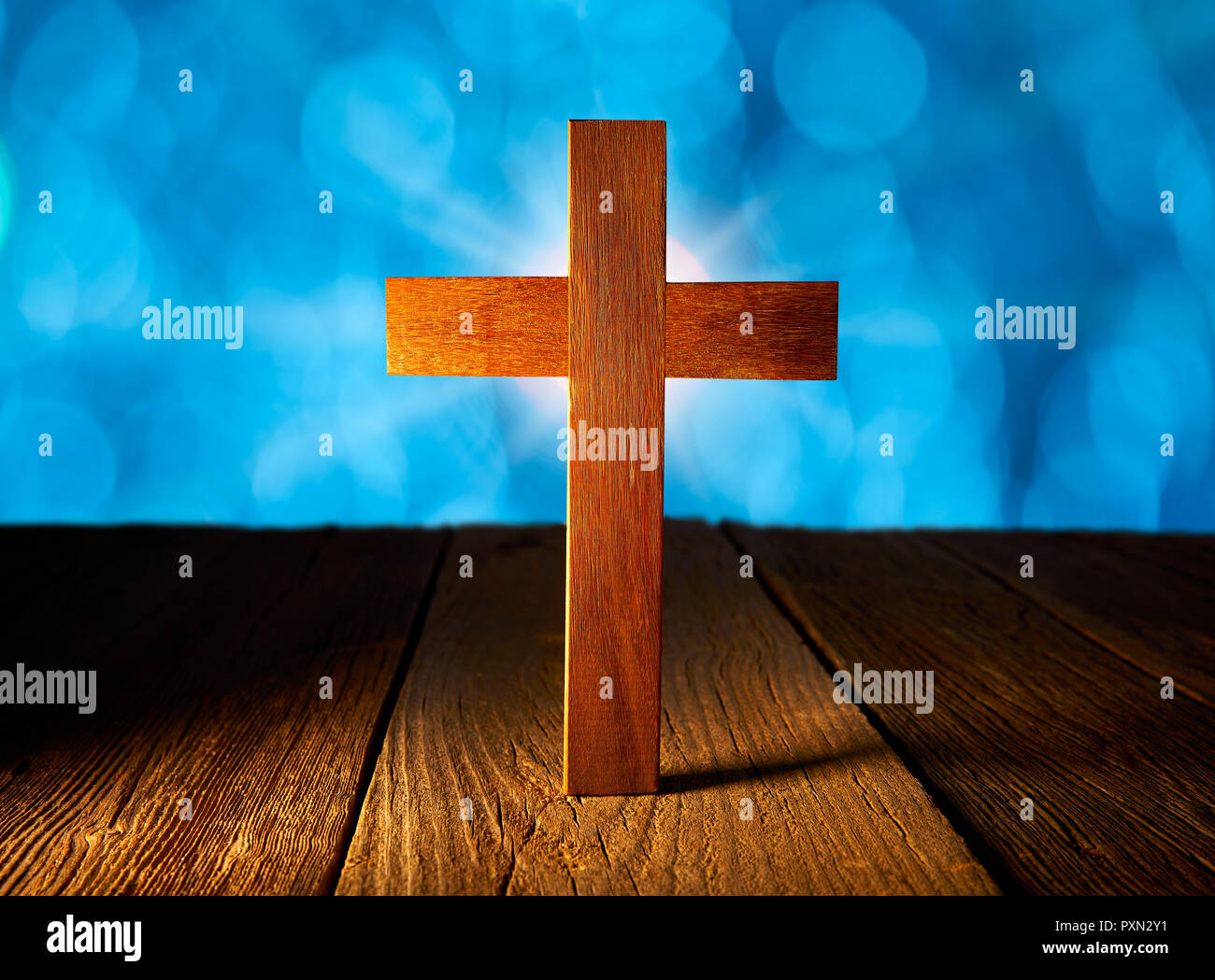 Christian Holz Kreuz auf blauem Streulicht Licht und Holz-, Hintergrund Stockfoto